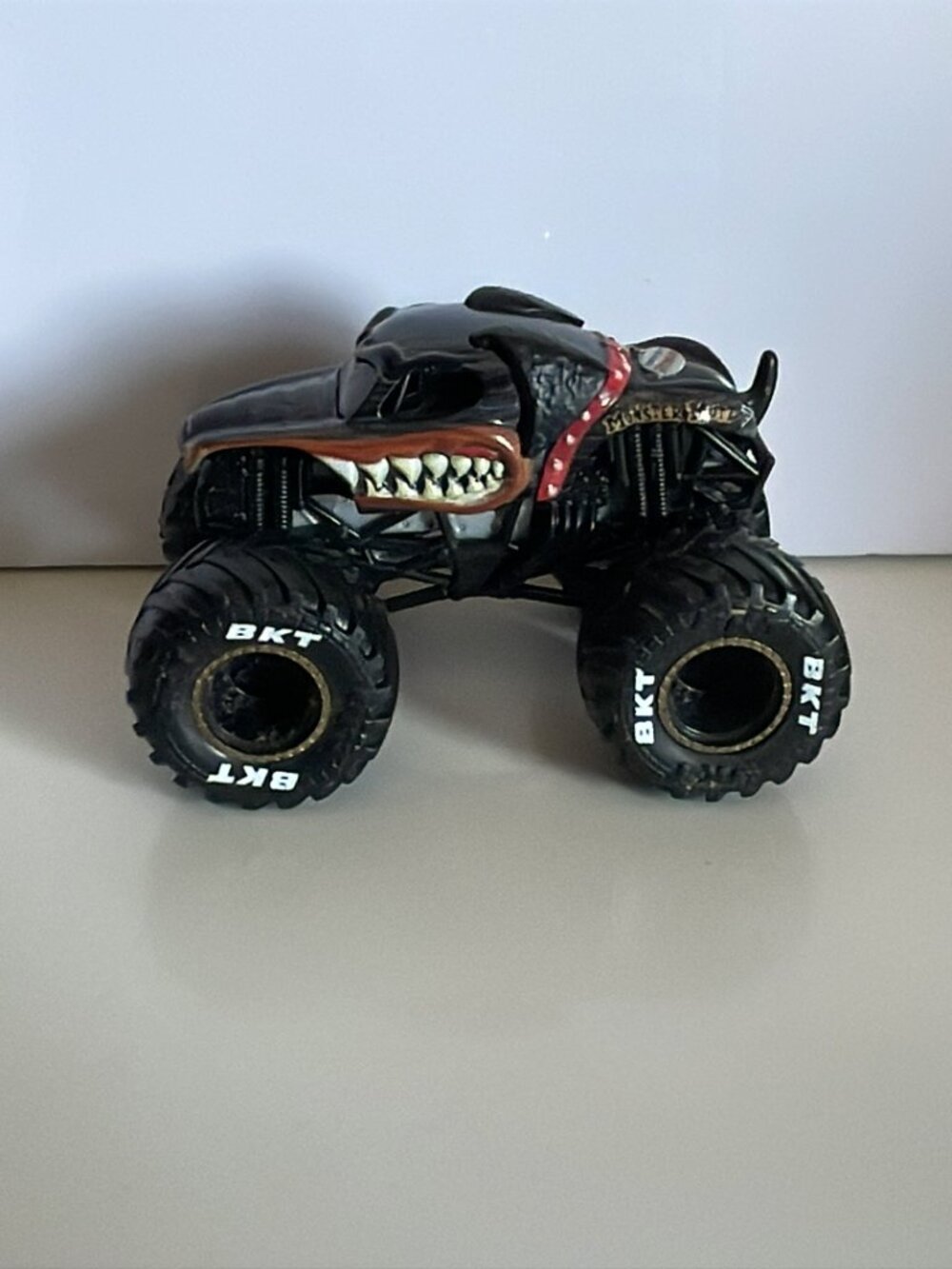*♪ Monster Jam Truck Monster Mutt Rottweiler - Scale 1:64 *♪